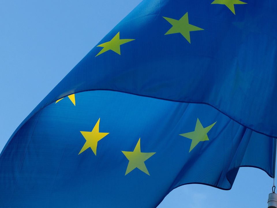 Wehende Europäische Fahne vor blauem Himmel