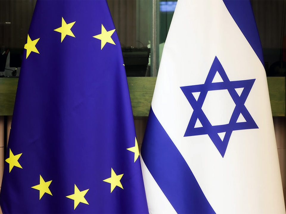 v.l.n.r. EU- und Israelische Fahne nebeneinander