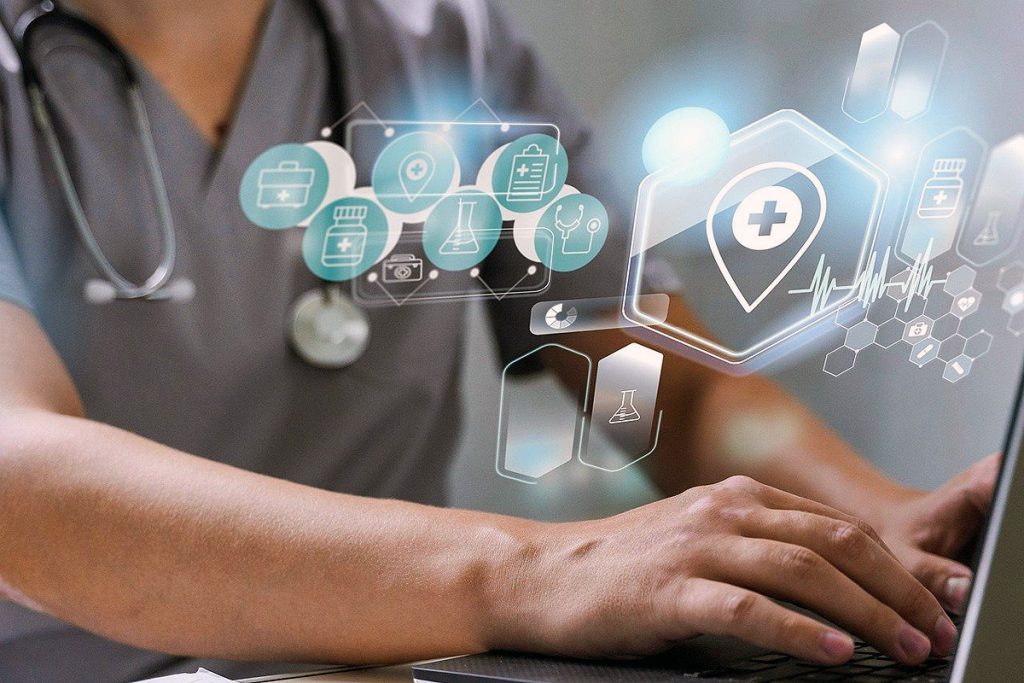 Arzt sitzt vor einem Laptop, ins Bild eingefügt sind transparente digitale Arzt-Icons