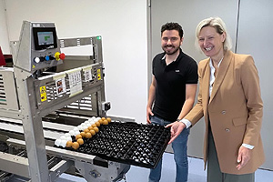 Angelika Niebler bei der Orbem GmbH an der Eiersortiermaschine