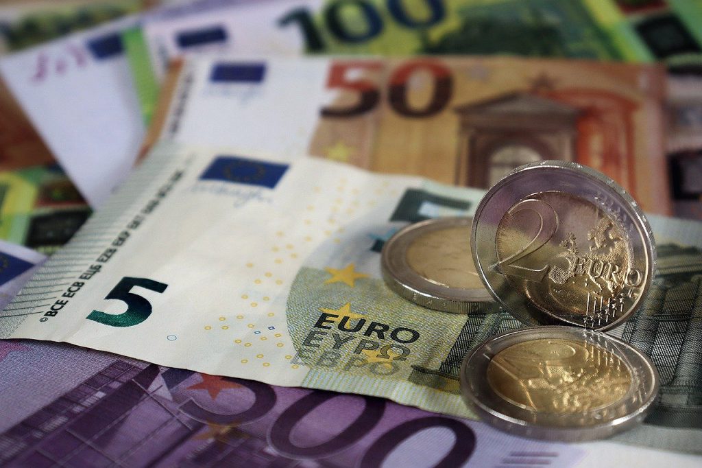Geld - Euroscheine wie 5, 500, 50 und 100 und 3 Zwei-Euromünzen